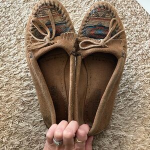 Minnetonka Women's Brown Patterned Moccasins